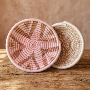 Panier en bambou fait main, rose et blanc, tissage en spirale, décoration naturelle pour la maison - Product Image 1