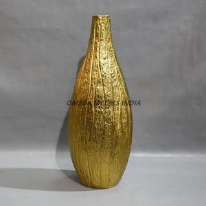 Vase décoratif en métal marron de haute qualité avec un attrait rustique unique et un corps arrondi lisse pour un charme de décor intemporel - Product Image 6
