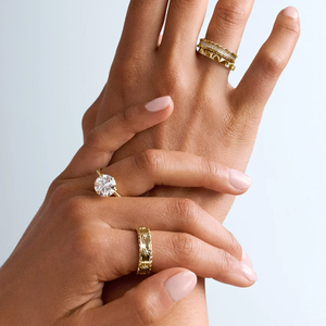 Bague en diamant de Moissanite en argent 925 unisexe, bande de mariage moderne, bords pyramidaux Tripal Row Pave Anniversaires classiques - Product Image 3