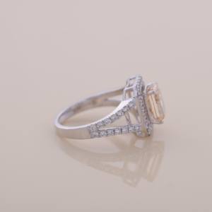 Anillo de oro amarillo y blanco de 9K con halo de diamantes amarillos de corte radiante de 2.43CT y tallo dividido - Product Image 4