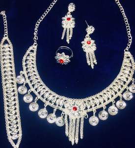 Ensemble de mode vintage en or 24 carats, fabricant indien comprenant des peignes de collier pour USA France-Anniversaire en argent-principalement des bijoux en cuivre - Product Image 1