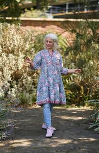 ชุดเดรสผ้าฝ้ายพิมพ์ลายด้วยมือ Aesha ลายดอกไม้สไตล์โบฮีเมียน สีเทา-ชมพู แฟชั่นที่เป็นมิตรต่อสิ่งแวดล้อม - Product Image 6