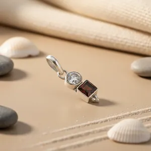 Colgante Geométrico de Plata 925 con Granate y Circonita Cúbica Redonda Engastada, Estilo Minimalista, Unisex, para Uso Diario - Product Image 1