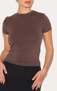 Camiseta ajustada de tacto suave PREMIUM CHOCOLATE con logotipo personalizado al por mayor para mujer, camisetas cortas básicas - Product Image 5