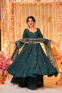 Robe longue Anarkali de style indien traditionnel pour femmes avec broderie en soie Chinnon, décoration en dentelle, dupatta, tenue de mariage - Product Image 2