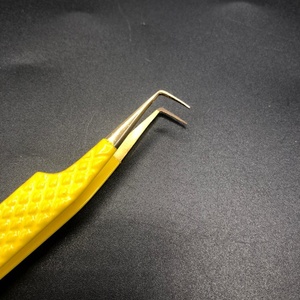 Pinzas de pestañas de fibra de Punta dorada de 90 grados de acero sostenible de alta calidad al por mayor Punta de punta de color amarillo agarre de diamante - Product Image 2