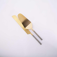 Mayorista Hecho a mano Premium Latón Lujo Cake Server Juego de 2 piezas Fabricante DE LA India para uso en fiestas
