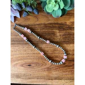 Collier à motif géométrique Navajo en corail rose et argent sterling avec perles graduées - Product Image 3