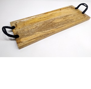 Beau plateau de service en bois élégant et attrayant pour les aliments avec poignées noires pour l'hôtel et la maison - Product Image 1