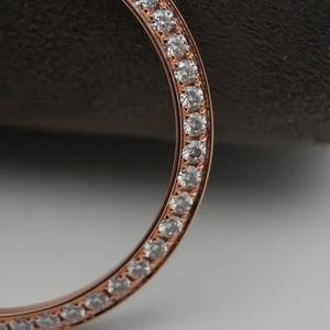 Montre Luxira Jewels Premium 40 mm en acier inoxydable or rose, lunette sertie de pierres baguette transparentes, fabrication artisanale, élégante montre-bracelet - Product Image 3