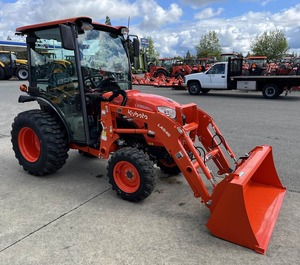 Tractor Kubota LX3520SUHSDC 2025-Tractor utilitario Premium compacto con transmisión hidrostática, cabina con control de clima - Product Image 1
