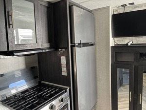 Caravane de camping Ozark 2500TH F-o-r-e-s-t R-i-v-e-r d'occasion 2022 à vendre pour le camping et les voyages - Product Image 2