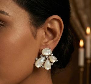 Boucles d'oreilles tendance en laiton plaqué argent de qualité supérieure avec pierres CZ, idéales pour les mariages et les soirées, pour femmes - Product Image 1