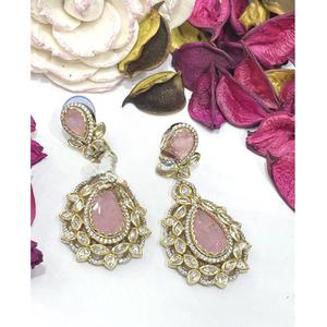 Pendientes largos clásicos de calidad premium chapados en oro con incrustaciones de Kundan para mujeres y niñas, para usar en bodas, colección festiva. - Product Image 2