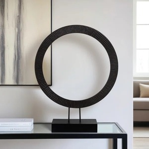 La sculpture luxueuse d'objet de table en métal doré ajoute une touche artistique moderne et un charme décoratif élégant aux intérieurs - Product Image 6