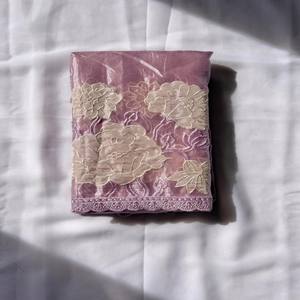 Sari de Seda Pura Oris VASTRA COTTAGE con Bordado de Loto, Apliques de Flores Butti, Borde Calado, Calidad Original con Blusa Complementaria - Product Image 3