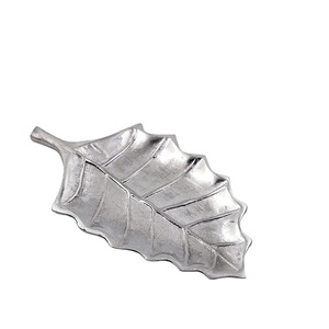 Plateau de service en aluminium de petite taille fabriqué à la main avec une finition argentée personnalisée pour la décoration de la maison - Product Image 1