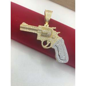 Colgante de pistola con diamantes incrustados, Colección de dijes de lujo - Product Image 1