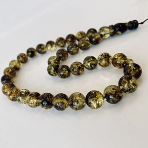 33 perles rondes d'ambre avec insectes, Tasbih vert en ambre de la Baltique - Product Image 1