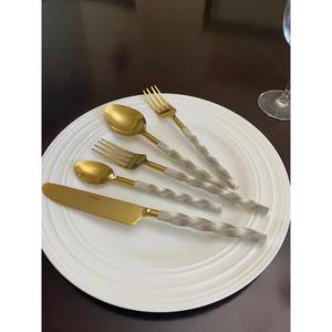 Ensemble de couverts à poignée torsadée poignée en argent avec tête en or couverts élégants pour manger cadeau de mariage présentoir essentiel de table - Product Image 5