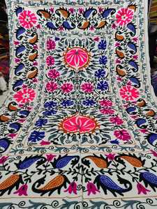 Courtepointes brodées à la main sur mesure avec de grandes fleurs suzani, idéales pour les créateurs de vêtements pour la fabrication de vestes - Product Image 3