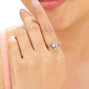 แหวนเพชรโรสโกลด์-ดีไซน์เกลียวรูปสี่เหลี่ยมผืนผ้าทันสมัย - Product Image 2