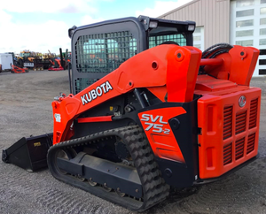 Chargeuse compacte sur chenilles diesel Kubota SVL75-2 à succès avec roulement et pompe haute performance, chenilles noires - Product Image 3