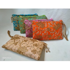 Mini sac à main de luxe pour femmes avec fleurs brodées et accessoires de mode de décoration de perles - Product Image 1