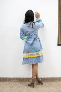 Robe midi bohème bleu vif en coton 100% avec dentelle brodée et imprimé floral, col en V, lavable, idéale pour les sorties décontractées et les vacances en plein air - Product Image 6