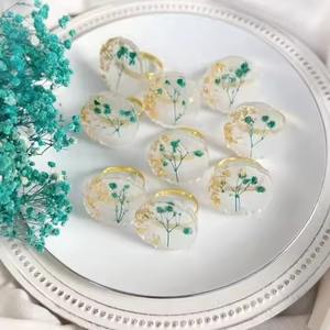 Ronds de serviette décoratifs en résine avec des accents floraux vintage pour les réceptions de mariage formelles et les fêtes haut de gamme - Product Image 1