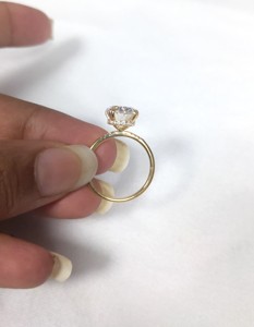 Anillo de Compromiso Lurba Jewels Vintage, Chapado en Oro de 14K, Certificado, Corte Ovalado, Halo Oculto, Moissanita, Plata de Ley 925 - Product Image 6
