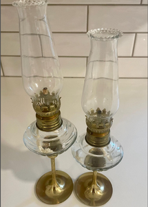 Par de lámparas de aceite de latón Lamplight Farms pequeñas con pantallas de huracán Lámpara de alta calidad con soporte hecho a mano - Product Image 1