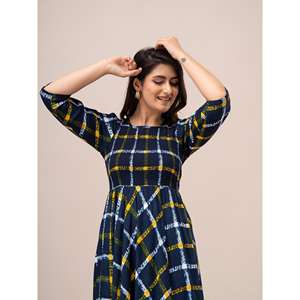 Vestido largo ajustado y acampanado con estampado de cuadros amarillos - Product Image 1