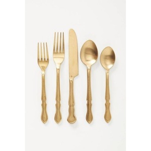 Cubiertos de metal de diseño de lujo con acabado dorado mate adecuados para la configuración de la Mesa real en ambientes de comedor de lujo - Product Image 5