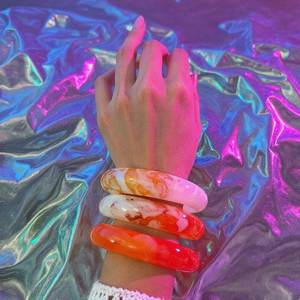 Brazaletes de resina facetada etérea - Product Image 2