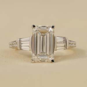 Anillo de Compromiso con Tres Diamantes de Laboratorio con Corte Esmeralda, Color F, Claridad VS1, Plata de Ley, Opciones de Oro y Platino, Banda Personalizable - Product Image 5