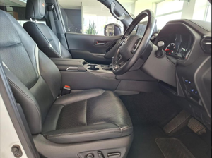 Auto Usado de Calidad a Precio Accesible, Toyota Land Cruiser 300 V6 3.3 D GR-S 2022, Volante a la Derecha - Product Image 2