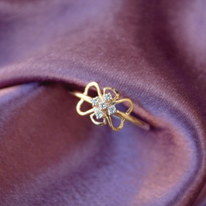 แหวนเพชรธรรมชาติที่ผ่านการรับรองจาก IGI ดีไซน์รูปทรงดอกไม้น้ำหนักเบาเรียบง่ายไร้กาลเวลาประกายของแท้ทำด้วยมือ - Product Image 2