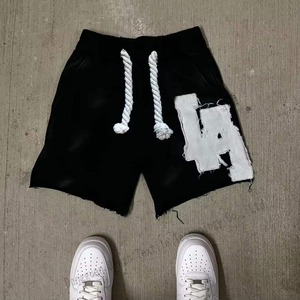 กางเกงขาสั้นผ้าฝ้ายแฟชั่นสุดอินเทรนด์สำหรับผู้ชายกางเกงขาสั้นผ้าฝ้ายพิมพ์ลายกราฟิกสำหรับฤดูร้อนผ้าปะติดผ้าซักในฤดูร้อน - Product Image 1