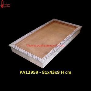 Bandeja de servicio decorativa hecha de aluminio resistente, perfecta para uso doméstico multiusos desde el día a día hasta ocasiones especiales - Product Image 5