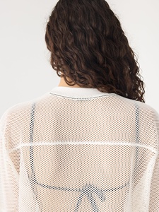 T-shirt sexy pour homme à col superposé, coupe basse, en maille fine transparente et respirante, avec bas ajouré - Product Image 5