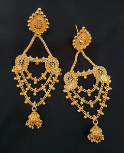 Boucles d'oreilles à bas prix serties de boucles d'oreilles Jhumka plaquées or 22CT de conception traditionnelle bijoux pour femmes portées par les exportateurs - Product Image 2