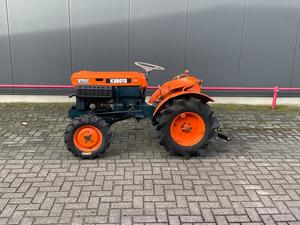 รถแทรกเตอร์ดีเซลขนาดเล็ก Kubota B700 เกรดเชิงพาณิชย์ สำหรับงานเกษตรกรรมหนัก พร้อม PTO ใช้งานน้อย - Product Image 3