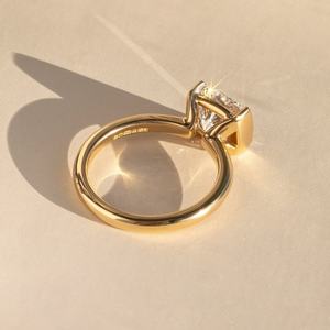 Anillo de Compromiso con Diamante de Laboratorio Corte Cojín, Oro 10K 14K 18K, Plata, Platino, Engaste de Bisel, Proveedor de Joyería Fina, Precio de Fábrica - Product Image 5
