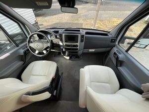 Autocaravana de Lujo USADA de 2016 a un Precio Razonable para Acampar, con Capacidad para 4-6 Personas, Emisión EURO 5, Color Blanco - Product Image 2