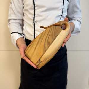 Tabla de cortar de madera atemporal Tabla de queso con cuchillo de acero inoxidable para un servicio elegante y una presentación culinaria orgullosa - Product Image 3