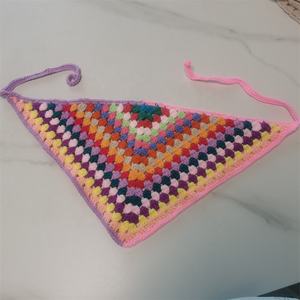 Écharpe carrée au crochet faite main sur mesure pour femme adulte, style voyage, en coton, motif bandana cerise marguerite rayé - Product Image 4