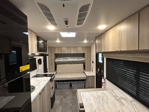 Caravane compacte de haute qualité en forme de larme pour le camping, les voyages routiers et les loisirs en plein air avec un espace de couchage confortable - Product Image 3