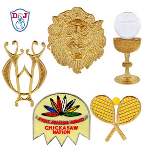 Fabricante de parches Logotipo personalizado Alambre de plata dorada Emblema Bordado Cresta Parches de prensa de calor Hierro en insignia bordada - Product Image 1