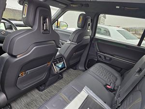 Rivian R1S Adventure Edition 2023, Amarillo Brújula, Motor Cuádruple, Tracción en las Cuatro Ruedas, Paquete de Batería de Litio Grande, Caja de Cambios Automática, Cuero, Volante a la Izquierda, R18 - Product Image 4